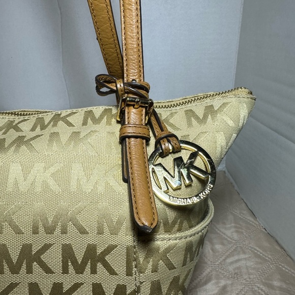 Michael Kors Tan Shoulder Bag with Signature Monogram - Picture 3 of 15